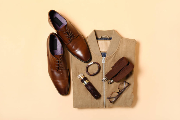 Jaqueta masculina, sapatos e acessórios elegantes em fundo bege - Foto, Imagem
