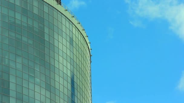 Glazen gedeelte van gebouw en lucht. Time-lapse - Video