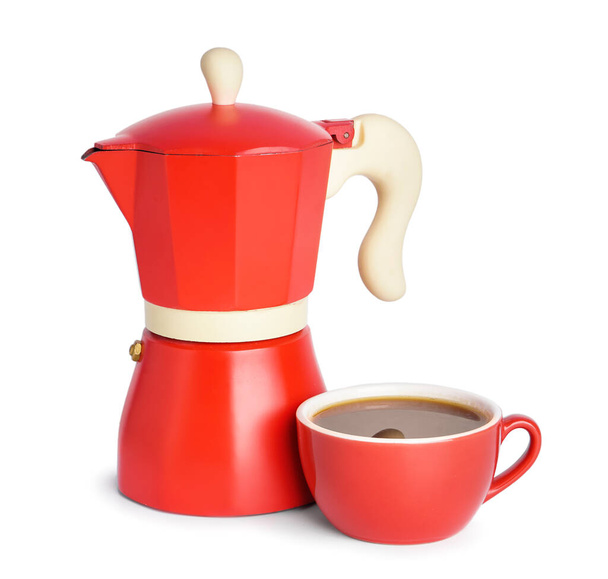 Гейзер кавоварка і чашка еспресо на білому тлі
 - Фото, зображення