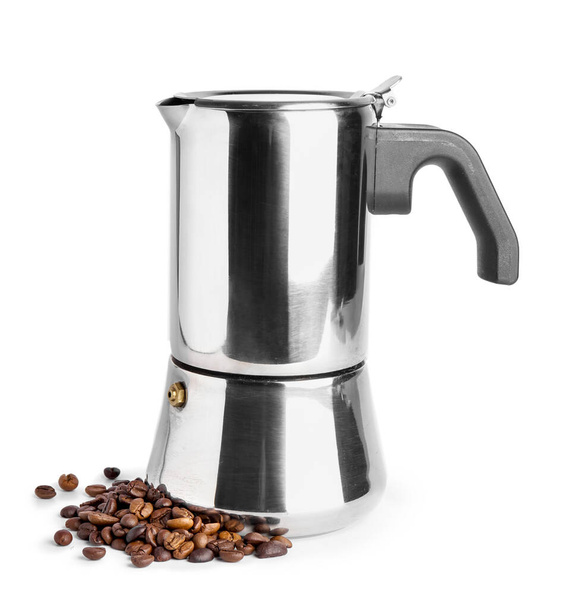 Geysir-Kaffeemaschine und Bohnen auf weißem Hintergrund - Foto, Bild