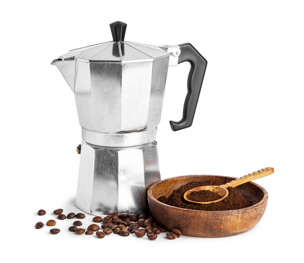 Geyser kávéfőző, tál por és bab fehér alapon - Fotó, kép