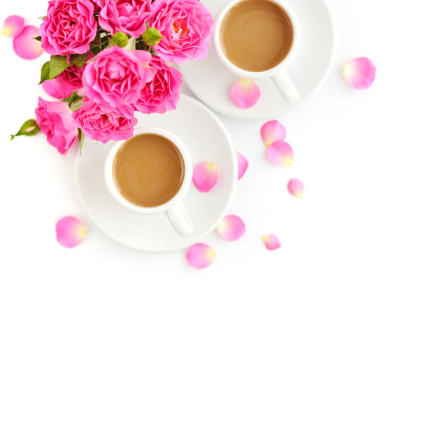 Deux tasses de café et roses roses sur fond blanc
 - Photo, image