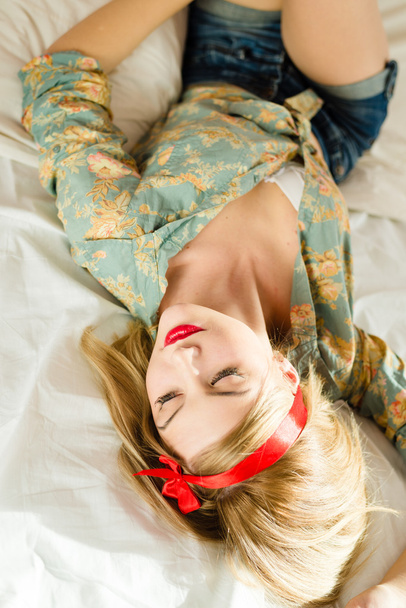 Rockabilly girl lying in bed - Foto, afbeelding