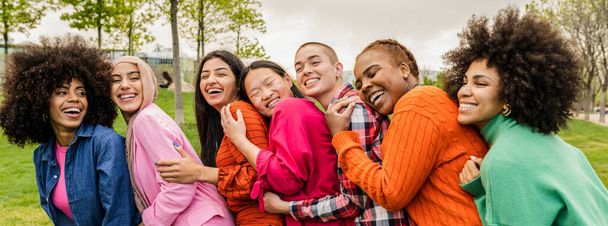 diversas mulheres multirraciais se divertindo ao ar livre rindo juntos, um grupo de mulheres com diferentes tamanhos de corpo e culturas diferentes - Foto, Imagem