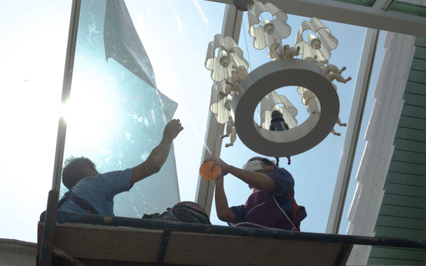 Neznámí lidé obaly tónování skla okna domu  - Fotografie, Obrázek