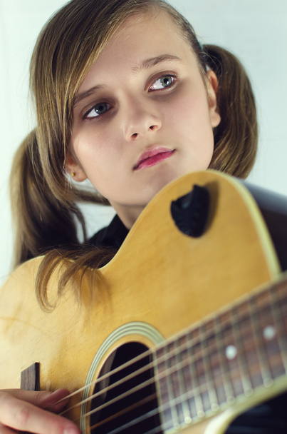Girl with guitar - 写真・画像