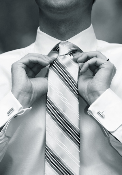 Hombre atando corbata
 - Foto, imagen