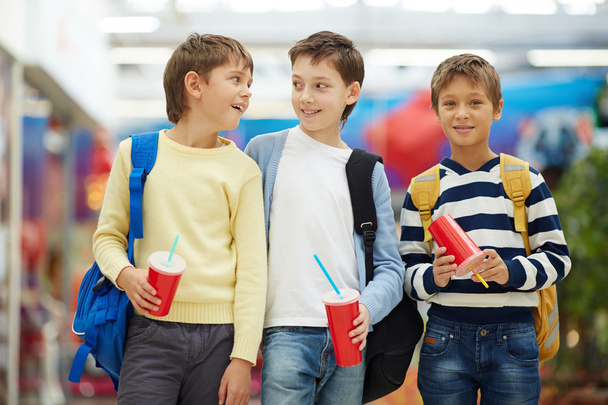 schooljongens met soda - Foto, afbeelding