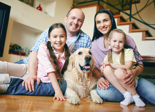 сім'я з собакою вдома
 - Фото, зображення