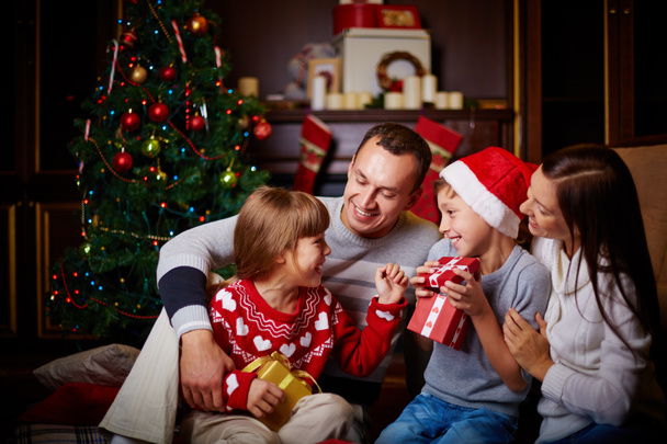 Familia con regalos en la noche de Navidad
 - Foto, imagen