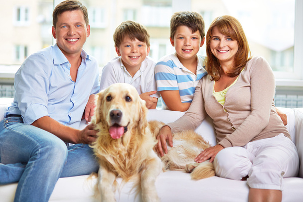 Familie en Labrador hond - Foto, afbeelding
