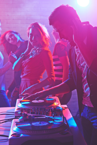 Genç DJ sesi ayarlama - Fotoğraf, Görsel