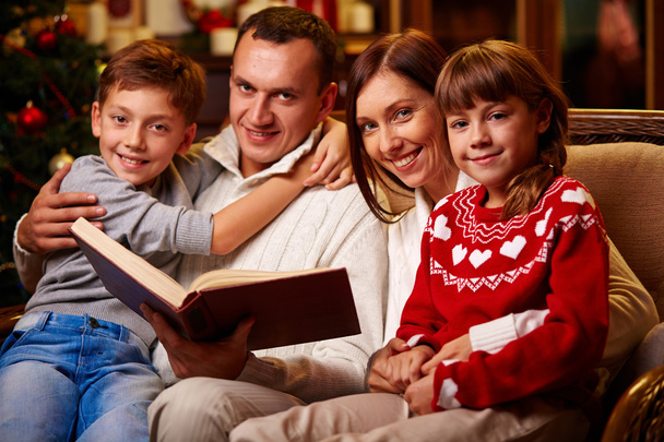 Familia leyendo cuentos interesantes
 - Foto, imagen
