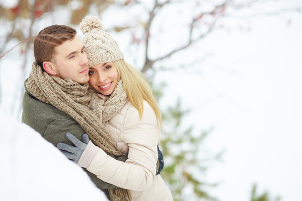 Casal abraçando na floresta de inverno
 - Foto, Imagem