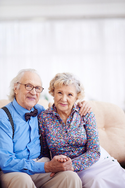 Senior paar in elegante kleding - Foto, afbeelding