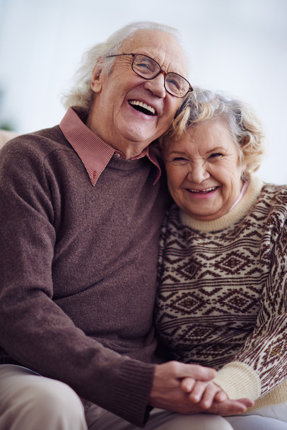 Vanhempi mies ja nainen nauravat
 - Valokuva, kuva