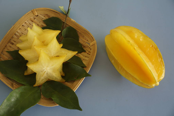 звездные фрукты на столе - Фото, изображение