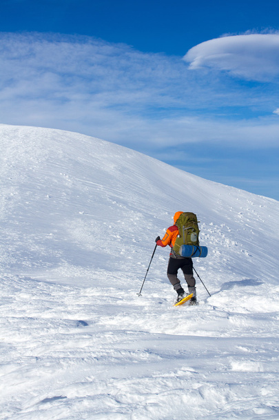 Hiker in winter mountains - Foto, immagini