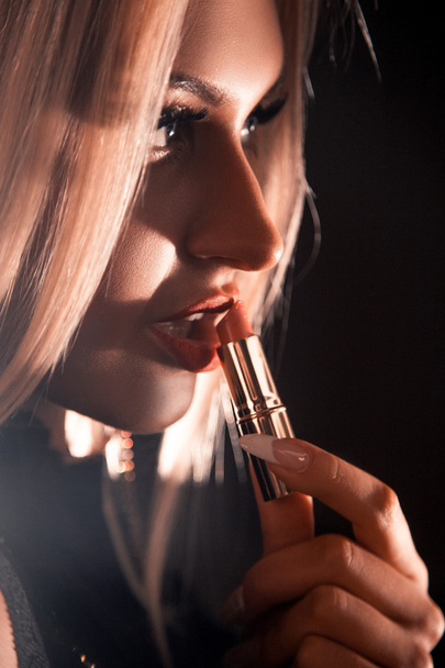 Cutie young blonde that paints red lipstick - Fotó, kép