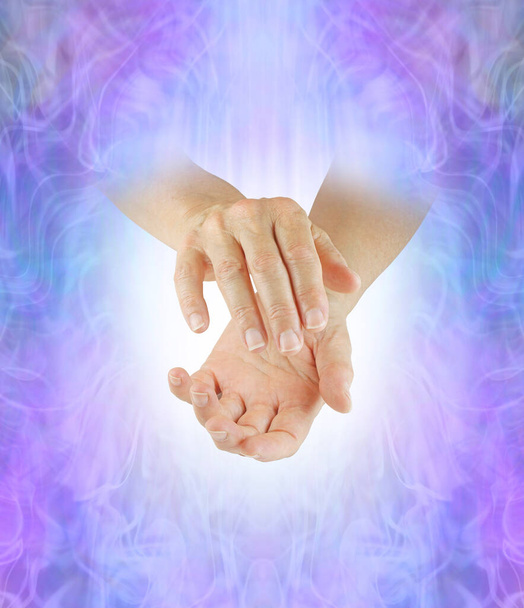 Отправка удаленной концепции исцеления настенного искусства - женские руки, выходящие из сиренево-голубого розового фона эфирного энергетического поля с копировальным пространством для сообщения - Фото, изображение