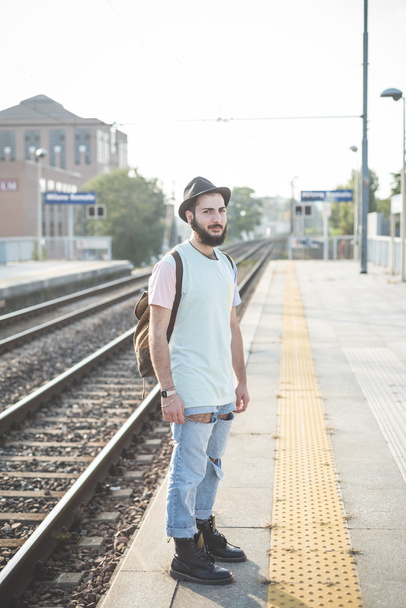 Tren istasyonunda bekleyen hipster adam - Fotoğraf, Görsel