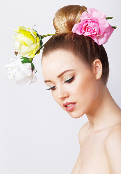 Divat szépség-modell lány Rózsa virágok hajjal. Make up és frizura. Hairstyle.Bouquet szép virágot a fejét hölgy - Fotó, kép