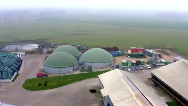 Vista aérea sobre planta de producción de biogás. Obtención de biometano a partir de residuos domésticos, agrícolas y de la industria alimentaria. - Metraje, vídeo