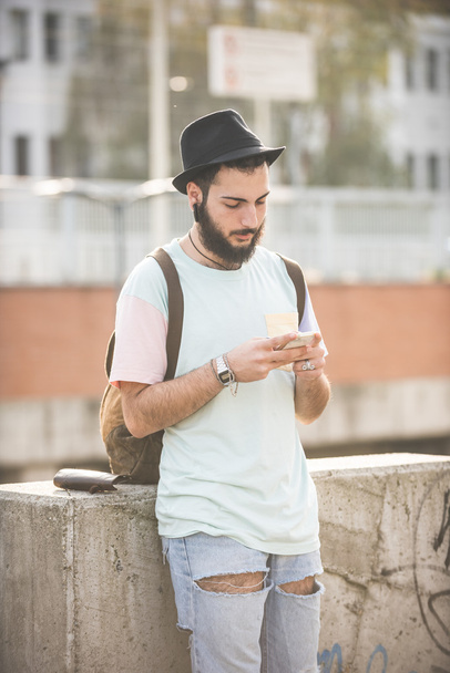 Uomo hipster utilizzando smartphone - Foto, immagini