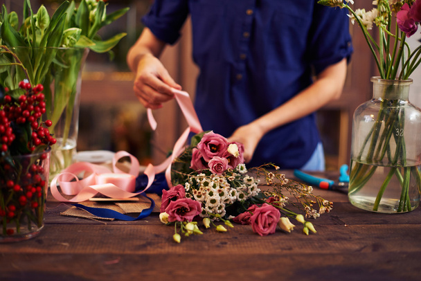 Blumenhändler bindet Rosenstrauß - Foto, Bild