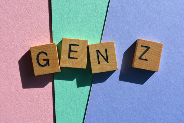 Gen Z, abbreviazione per Generation Z la coorte generazionale che segue i millenni in lettere alfabetiche di legno isolate su sfondo colorato  - Foto, immagini