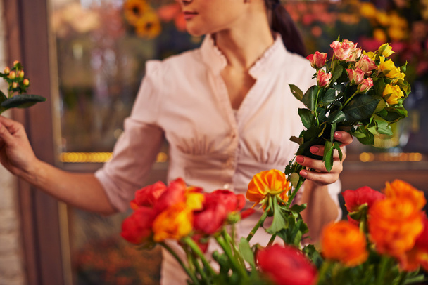 Florist with rose flowers bunch - Photo, Image