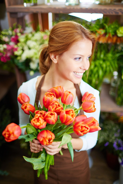 Fleuriste heureux avec des tulipes
 - Photo, image