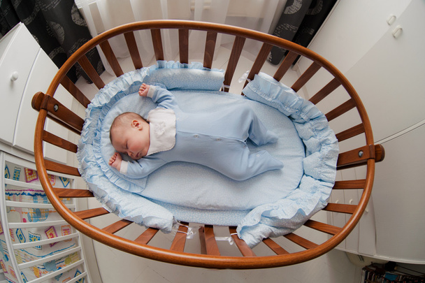 bebé duerme con una cuna
 - Foto, imagen