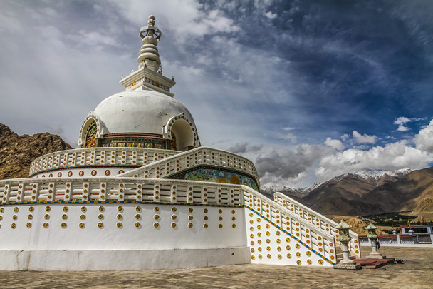 Shanti stupa con cielo e nuvole-Leh, Ladakh, India
 - Foto, immagini