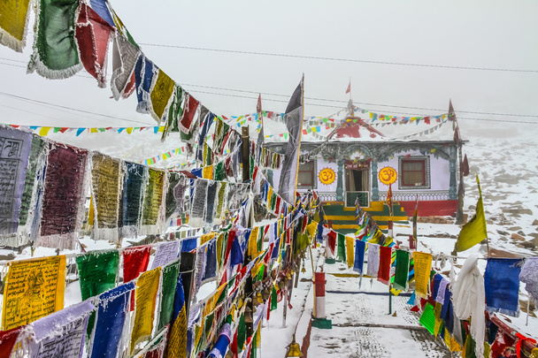 Bandeiras budistas e templo no pass-Ladakh, Índia
 - Foto, Imagem