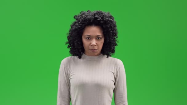 africano americano mujer buscando cámara enojado y gruñón aislado en verde pantalla - Metraje, vídeo