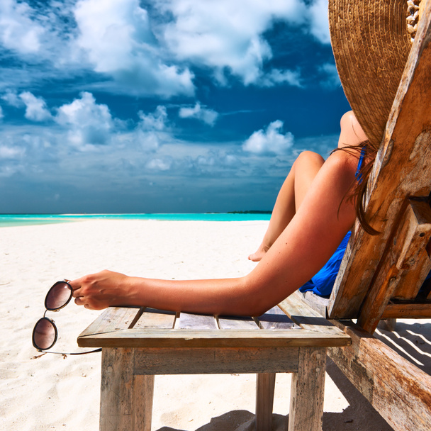 Femme à la plage tenant des lunettes de soleil
 - Photo, image