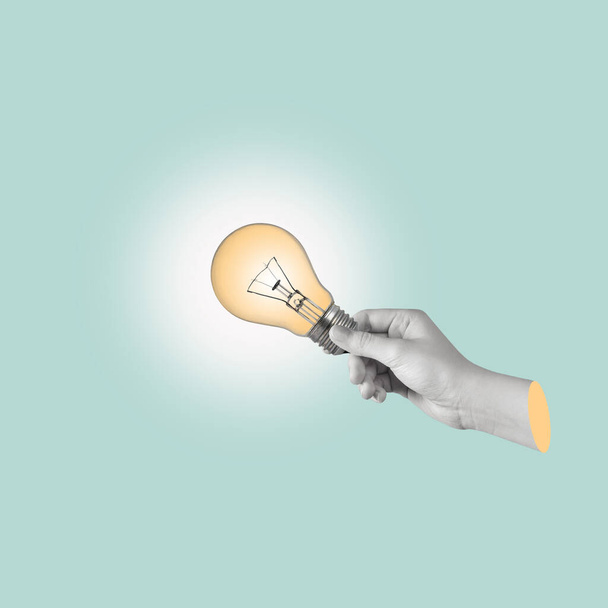 Collage d'art moderne d'une main tenant une ampoule. Créativité et nouvelles idées dans les affaires. Espace de copie.  - Photo, image