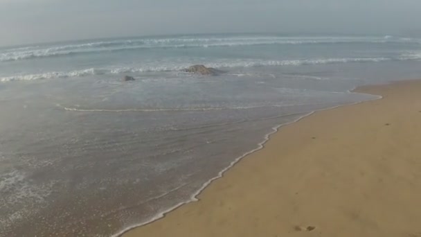 Olas oceánicas silenciosas
 - Metraje, vídeo