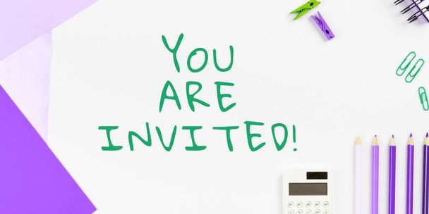 Signo de texto que muestra que estás invitado, Idea de negocios Recibir e invitación para un evento Únete a nosotros para celebrar - Foto, imagen