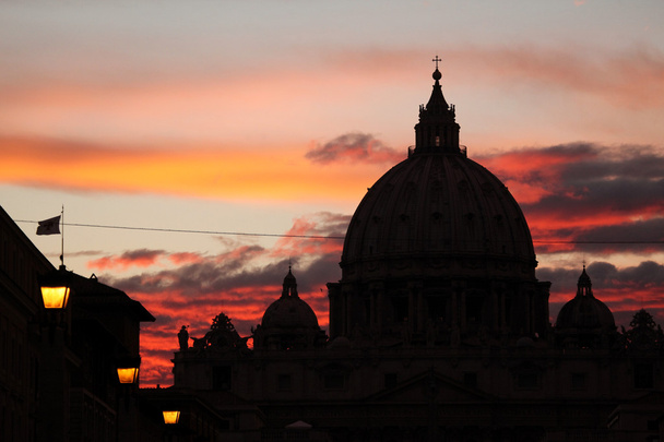 Tramonto sulla cupola della Basilica di San Pietro
 - Foto, immagini