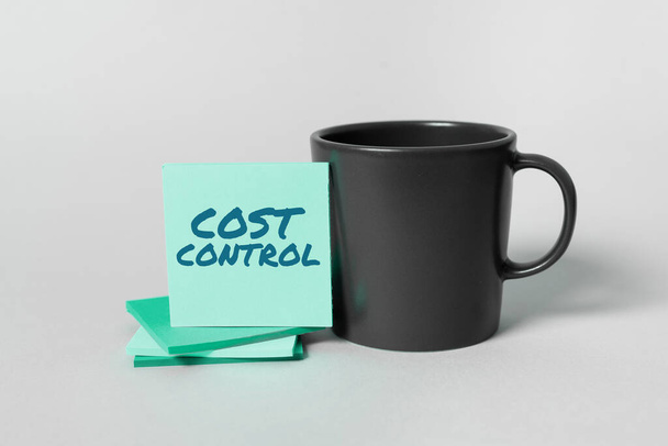 Handschrift tekst Cost Control, Woord voor de praktijk van het identificeren en verminderen van zakelijke kosten - Foto, afbeelding