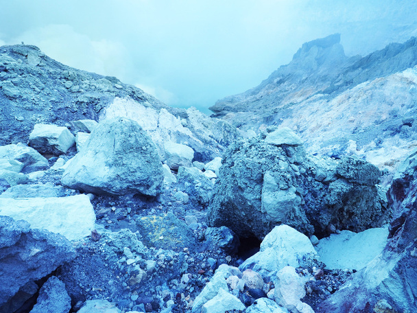 Piedras azules en el cráter
 - Foto, imagen