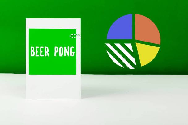 Знак, що показує Beer Pong, Бізнес концепція гри з набором пивних чашок і стрибки або кидання м'яча Пінг-Понг. - Фото, зображення