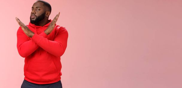 Fejezd be! Portré komoly kinézetű afro-amerikai férfi asszisztens show kereszt gesztus mondani befejezni elutasító, elutasító ajánlatot soha nem fog megtenni, álló vonakodó rózsaszín háttér negatív válasz. - Fotó, kép