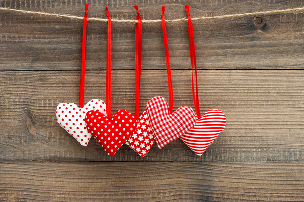 Encantadora decoración de San Valentín corazones rojos
 - Foto, imagen