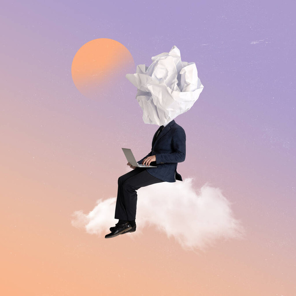 Üzletember ül a felhőn laptoppal. Pszichoterápia és pszichológia. Zseniális ötlet. Kortárs művészeti kollázs. Minimalizmus és szürrealizmus - Fotó, kép