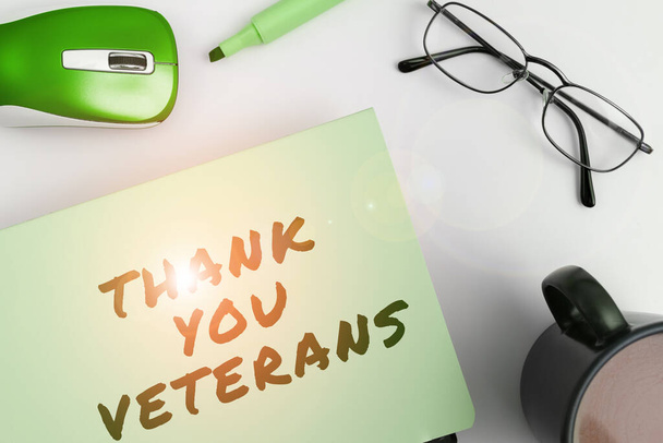 Signo de texto que muestra Gracias Veteranos, Concepto de Negocio Expresión de Gratitud Saludos de Apreciación - Foto, Imagen