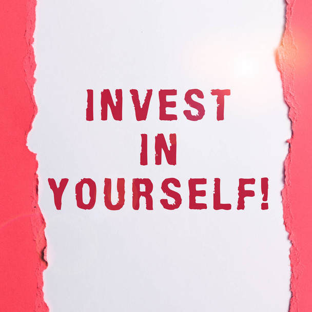 Käsiala teksti Invest In Yourself, Business käsite oppia uusia asioita tai materiaaleja, mikä tekee paljon paremmin - Valokuva, kuva