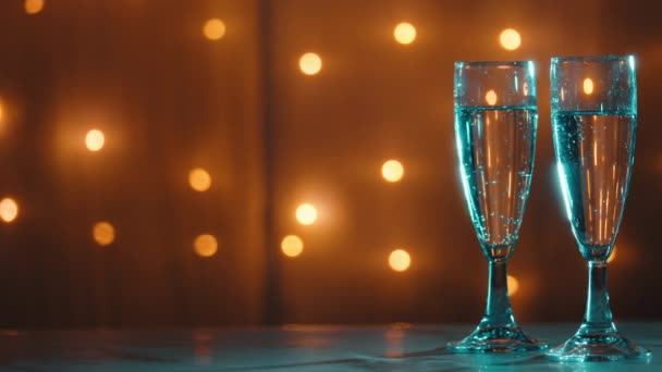 dos copas de champán para el evento de la fiesta de año nuevo - Imágenes, Vídeo